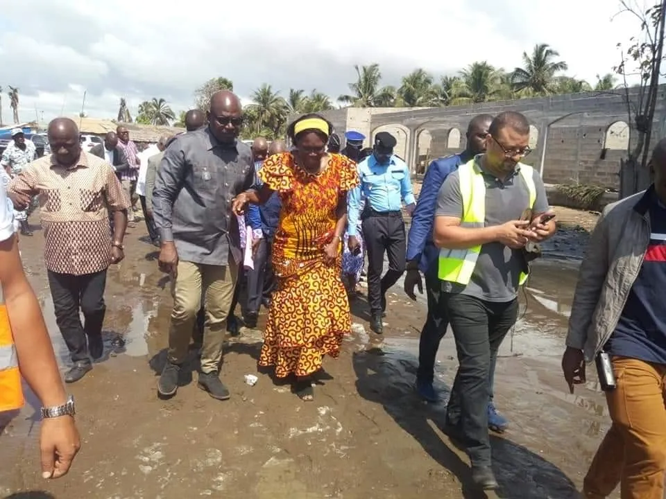 Simone Gbagbo aux côtés des sinistrés des inondations de Bassam