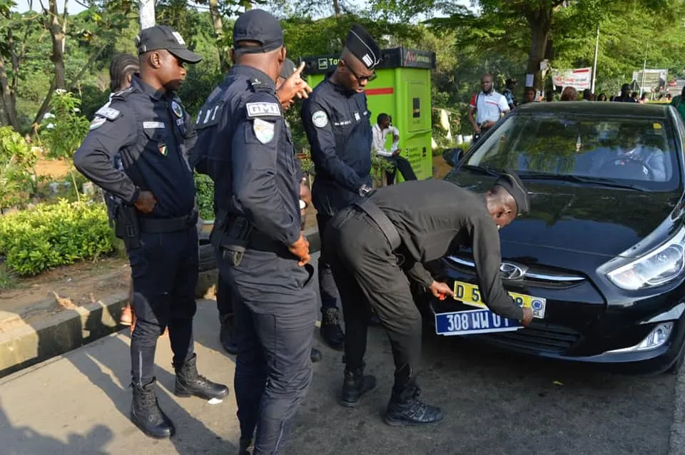 La police ivoirienne traque les véhicules aux vitres teintées, sans plaques d’immatriculation ou fausses plaques