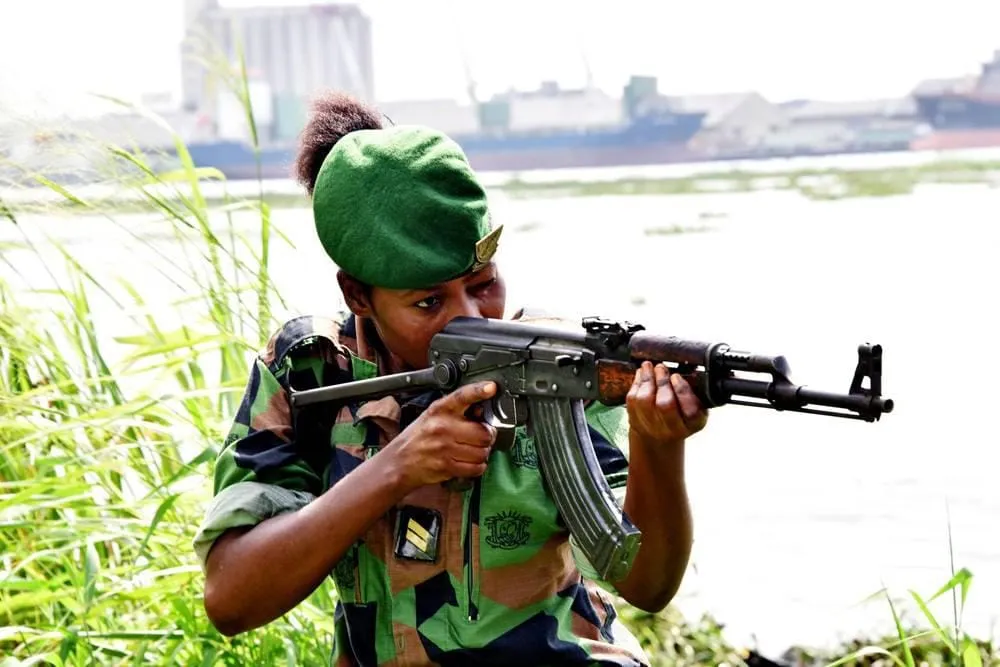 Voici Djaratou Bamba, première femme ivoirienne brevetée commando parachutiste du Gfumaco