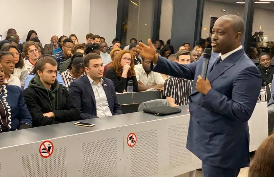 Guillaume Soro donne cours aux étudiants des HEIP de Paris
