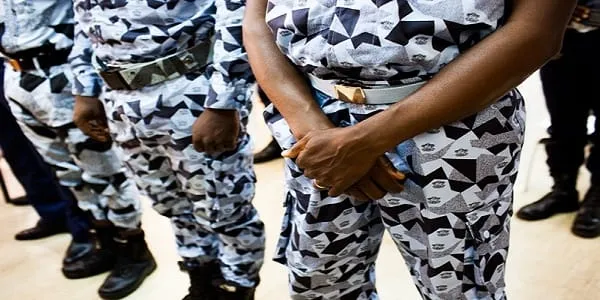 Côte d’Ivoire : 2 policiers  perquisitionnent chez un dealer pour le voler
