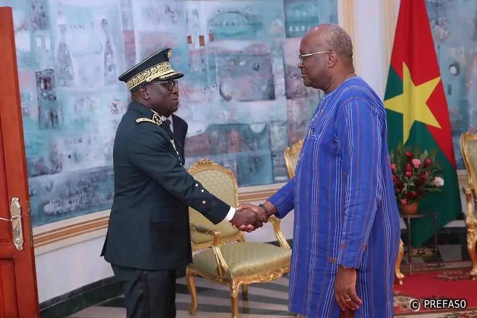 Le Général Lassina Doumbia à Ouaga : ce qu’on sait de la rencontre entre le chef d’Etat major ivoirien et le président Roch Kaboré