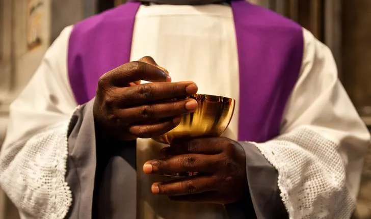 Le Crucifix : Un pilier oublié de la spiritualité catholique (Père Marius Djadji)