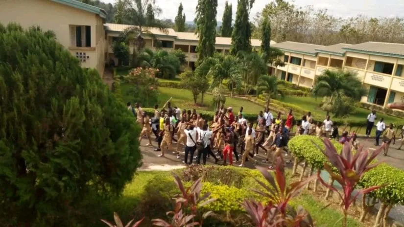 Bongouanou : des individus armés de machettes attaquent les élèves de l’IEGT, les cours perturbés