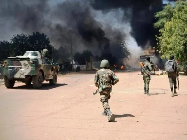 Mali : une attaque terroriste à Dinangourou repoussée par l’armée, plusieurs assaillants calcinés