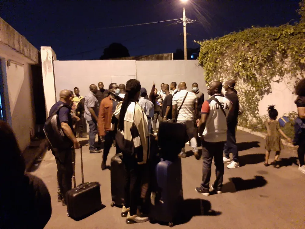 Coronavirus : grosse colère des passagers à leur arrivée à l’INJS, la quarantaine ne concerne pas tout le monde !