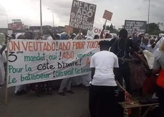 Manifestations à Abobo pour demander un 3e mandat à Ouattara