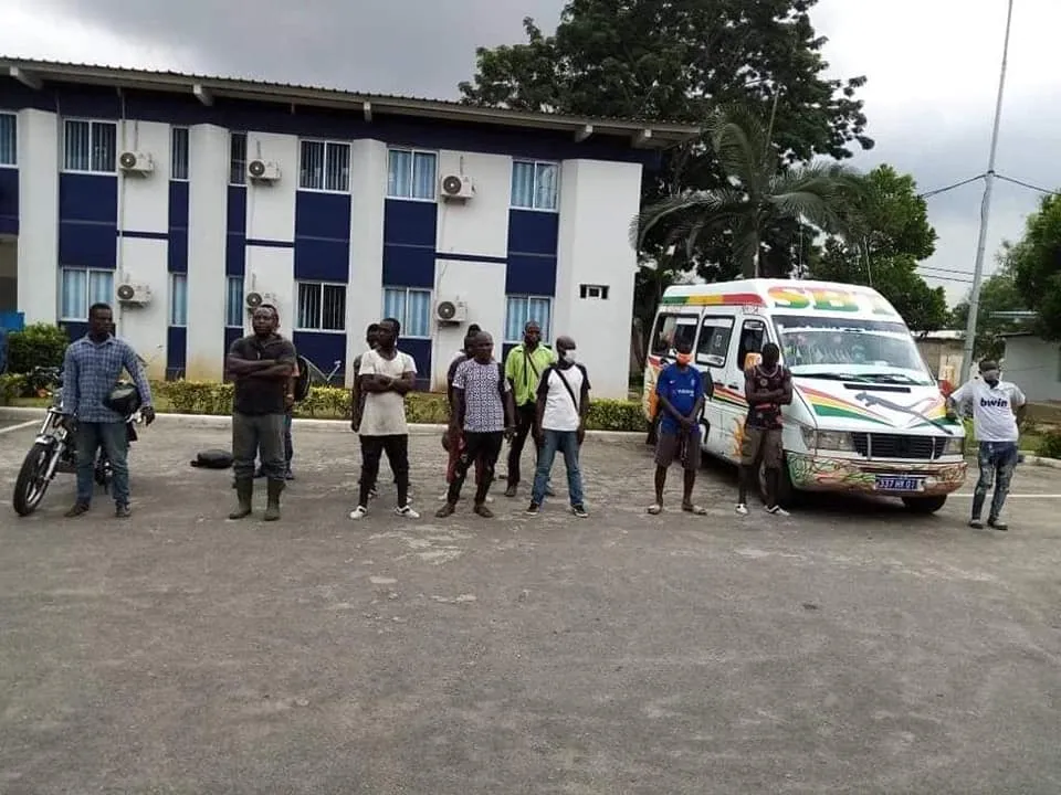 Isolement d’Abidjan : des chauffeurs de mini-cars arrêtés pour avoir contourné les corridors