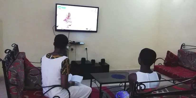 Côte d’Ivoire : des élèves jugent les cours à la télé, « on ne pas poser des questions, le cours est trop rapide… »