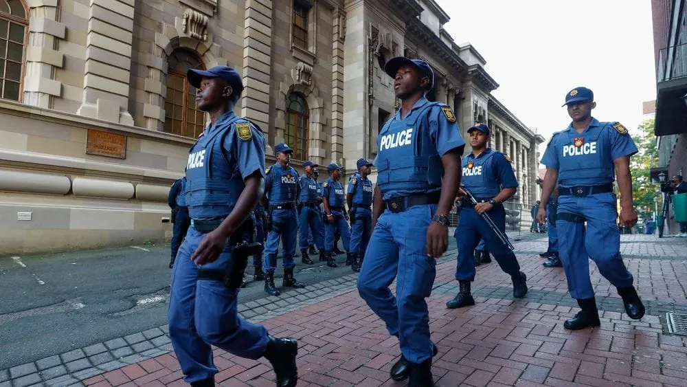 Afrique du Sud : des policiers arrêtés  dans une buvette en plein confinement