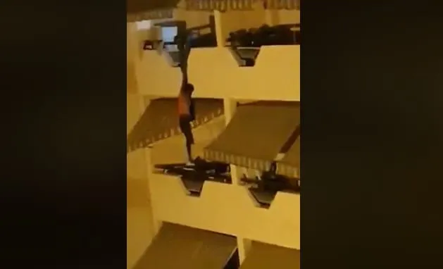 Yopougon Mamie Adjoua : une femme tombe du 2e étage d’un immeuble fuyant la violence de son mari, VIDÉO