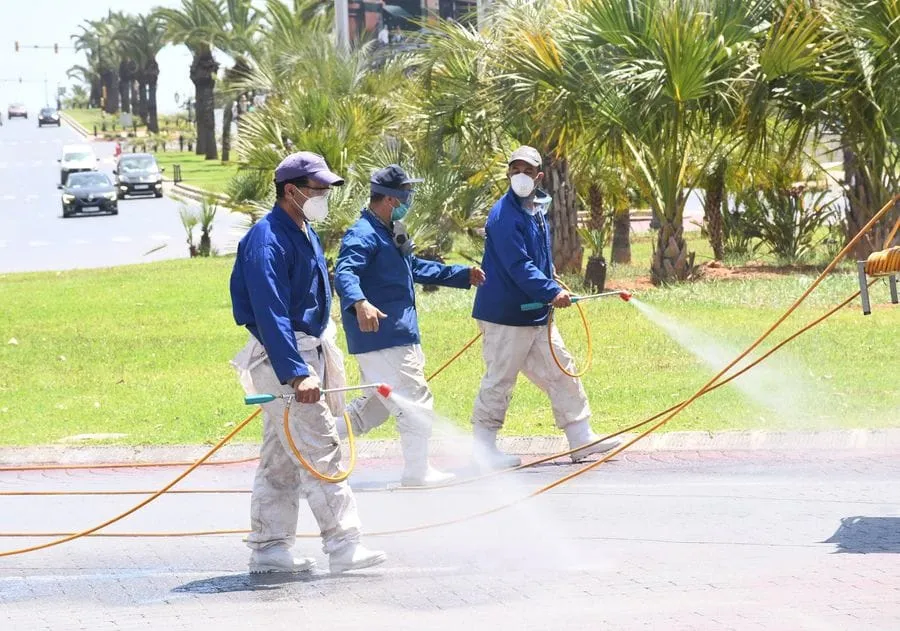 Des professionnels de santé désinfectent une zone publique à Rabat, au Maroc, le 7 mai 2020. Le ministère marocain de la Sant