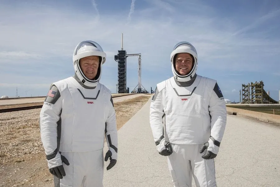 La NASA et SpaceX lancent deux astronautes dans l’espace
