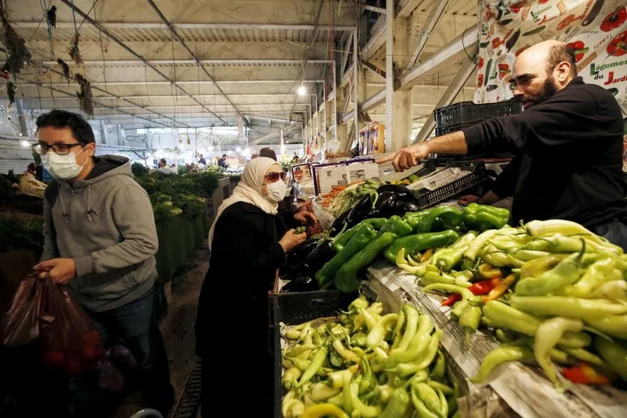 Des algérois font leurs courses le 23 avril 2020 dans un marché de la capitale algérienne d'Alger avant le Ramadan. (Xinhua)