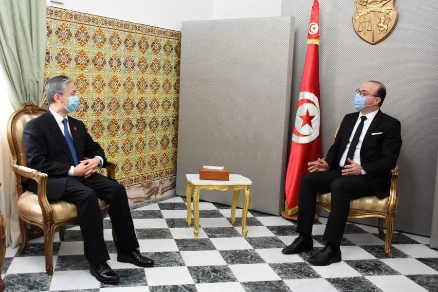 Le Premier ministre tunisien Elyes Fakhfakh (à droite) rencontre le 30 avril 2020 l'ambassadeur chinois en Tunisie Wang Wenbi