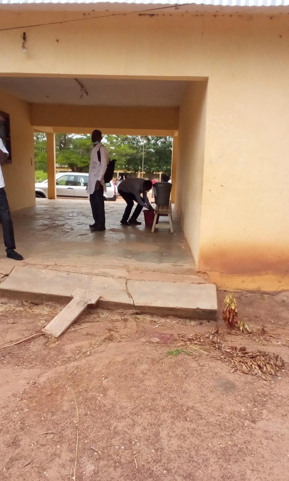 Dons de cache-nez et de seaux après des revendications d’enseignants – Actualité ivoirienne 25/05/2020
