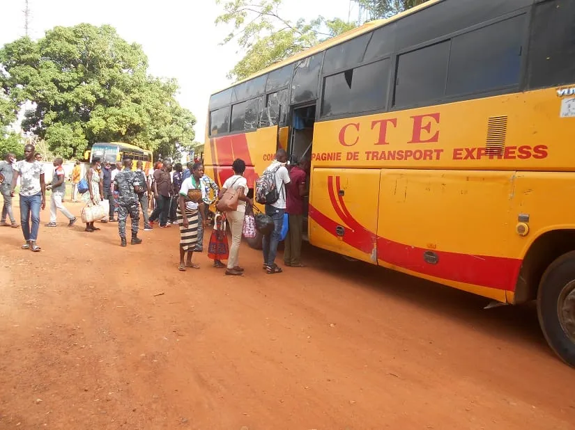 Reprise des cours : un convoi d’élèves quitte Bouaflé pour Abidjan