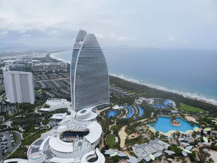 Photo aérienne prise le 4 avril 2020 montrant le complexe touristique Atlantis à Sanya, dans la province chinoise de Hainan (