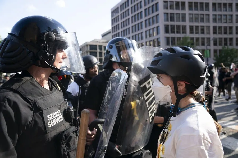 Etats-Unis : Trump signe un décret pour une réforme de la police – Actualités 17/06/2020