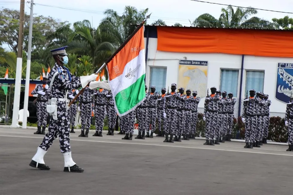 Côte d’Ivoire : des élèves gendarmes présentés au drapeau