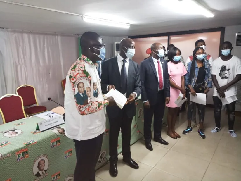 RLE : Un responsable politique RHDP offre 4500 timbres à la jeunesse du parti – Actualité ivoirienne 26/06/2020