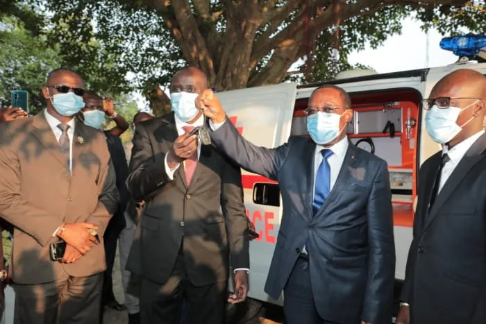 Le Premier ministre offre deux ambulances aux populations de Port- Bouët  – Actualité ivoirienne 26/06/2020