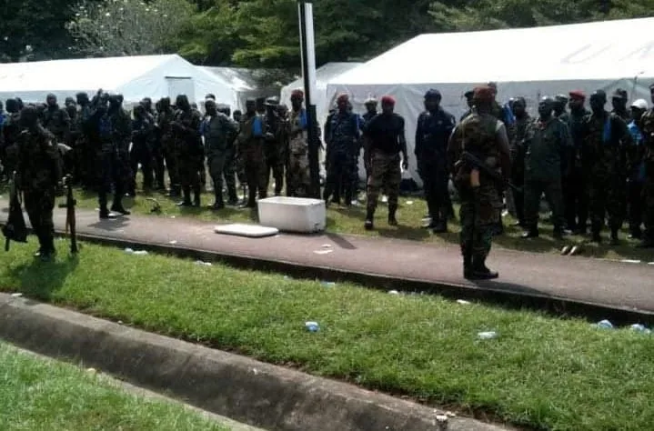 Crise post-électorale : des images inédites des soldats à l’hôtel du Golf en préparation, sous le commandement de Wattao