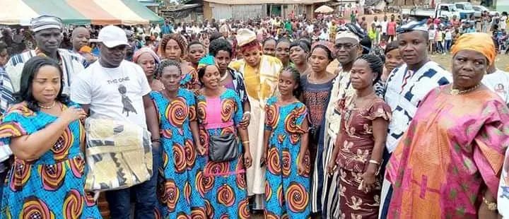 Un cadre du département de Taï fait des dons aux femmes