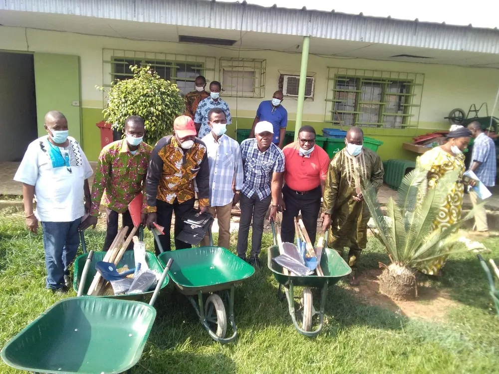 Tiassalé : des kits de salubrité remis aux conseils de quartiers