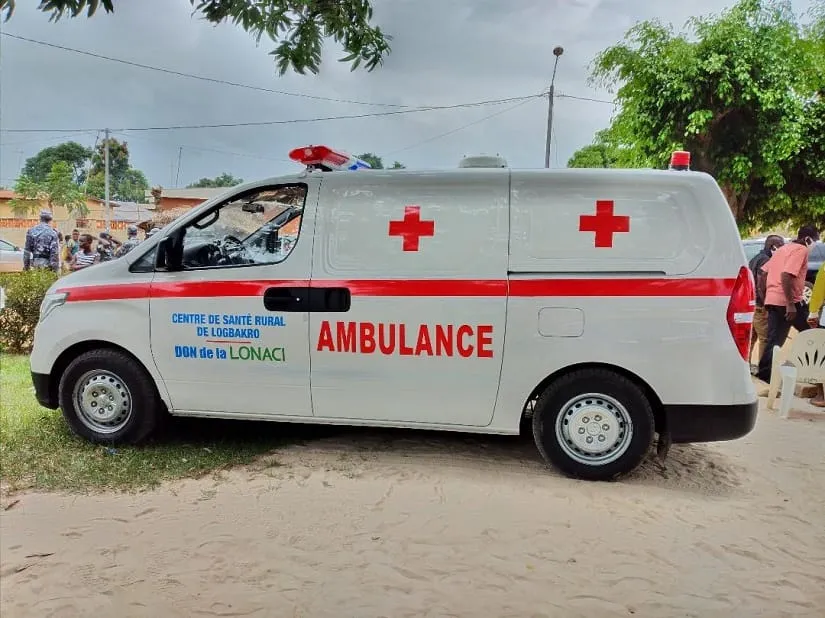 Souleymane Diarassouba remet les clés d’une ambulance médicalisée au village de Logbakro