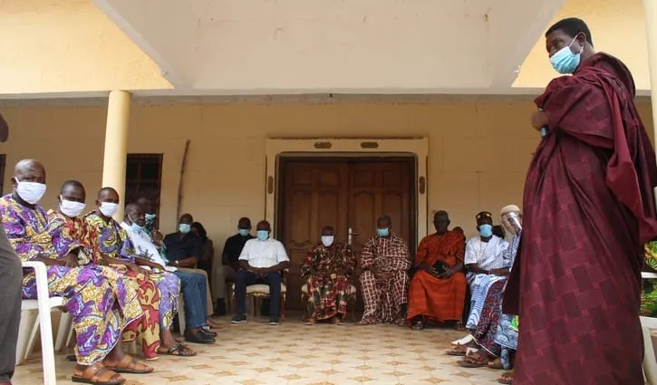 Visite à Agnibilékrou : le Ministre Roger Adom reçoit les bénédictions de la cour royale