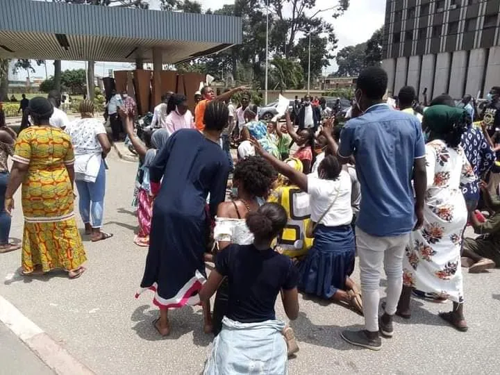 Mention « Fraude » sur leurs collantes du BAC 2020 : des candidats manifestent au Plateau