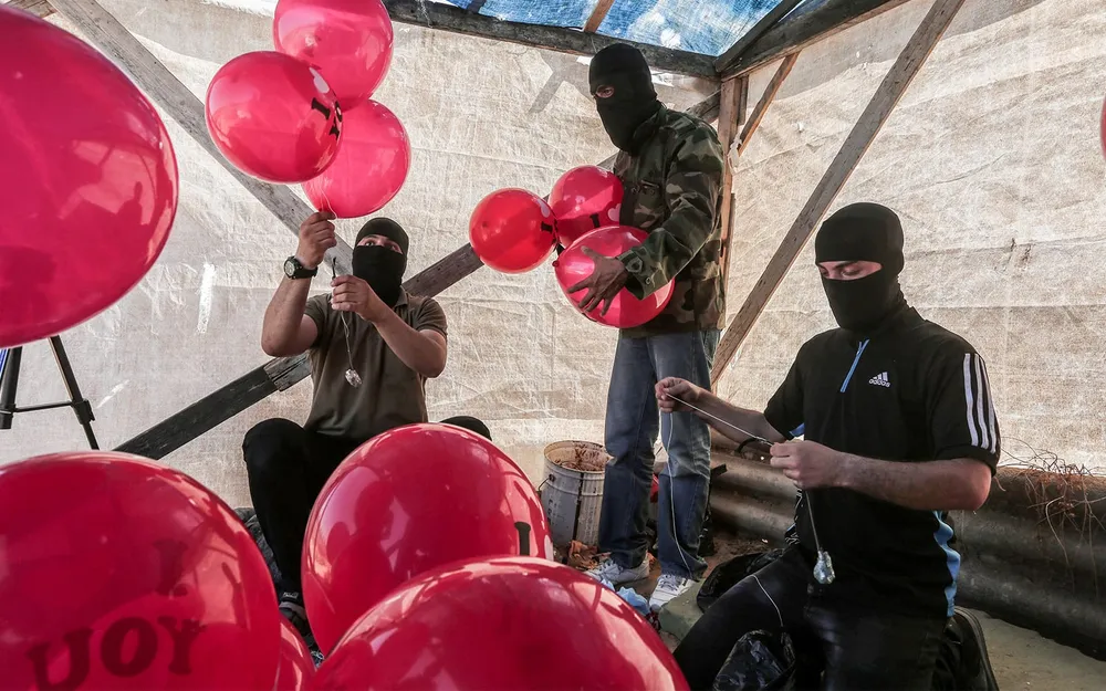 Attaques de ballons incendiaires : Israël ferme un point de passage à Gaza
