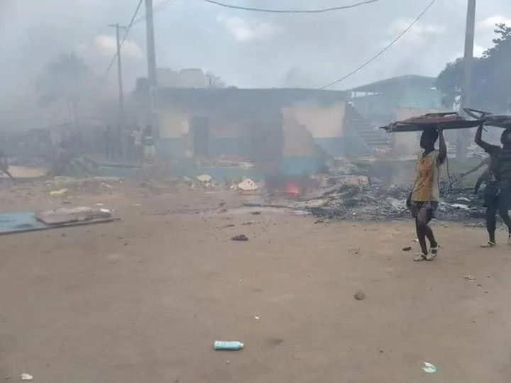 Manifestations à Bonoua : le commissaire de police tabassé par les manifestants (vidéo)
