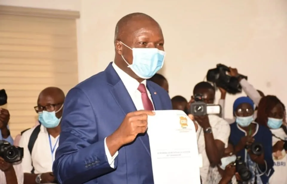Images : Mabri à la CEI pour le dépôt de sa candidature