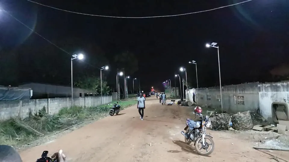 Tiassalé : l’éclairage à l’énergie solaire illumine les rues