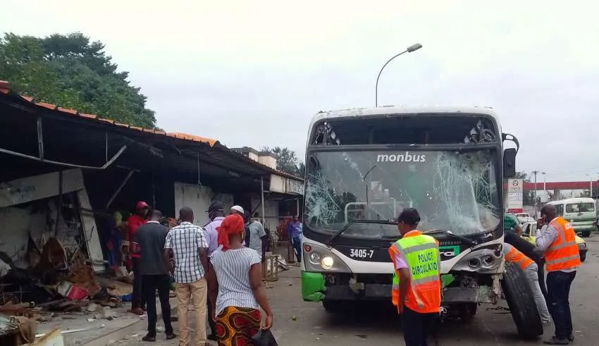 Grave accident au II plateaux vallons: un bus de la sotra fonce dans un marché