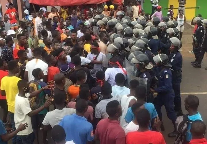 Situation tendue à Bonoua après la décision du Conseil constitutionnel : la police débordée, en images