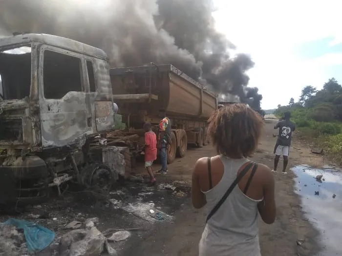 Quatre camions de transport de bauxite incendiés et la résidence du préfet vandalisée à Bangolo