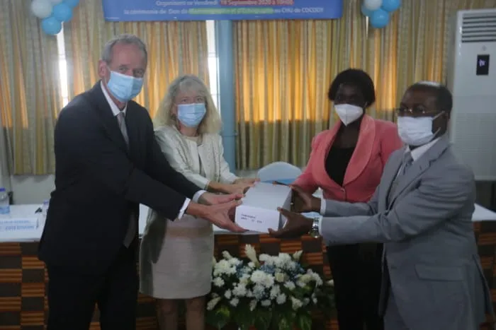 CHU de Cocody : le groupe Roche offre un mammographe et un échographe