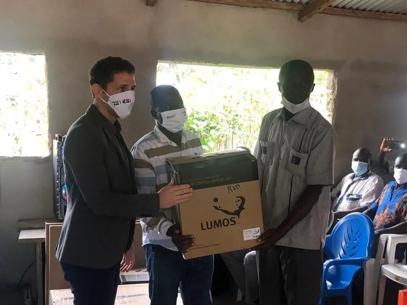 Village d’Elibou: L’ambassade d’Israël offre des kits solaires lumos