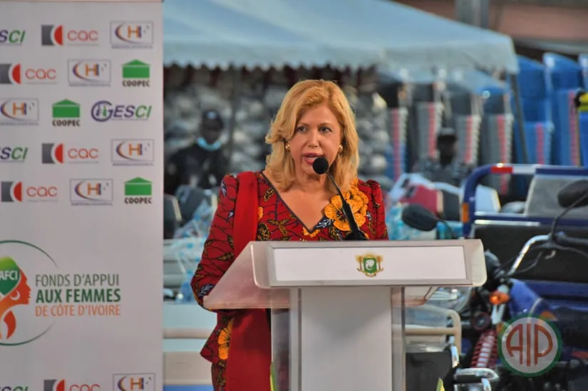 Dominique Ouattara depuis Bouaflé offre une ambulance au centre de santé de Manoufla