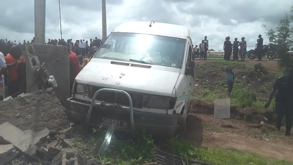 Accident à Bouna : un véhicule heurte un motocycliste et fait une sortie de route