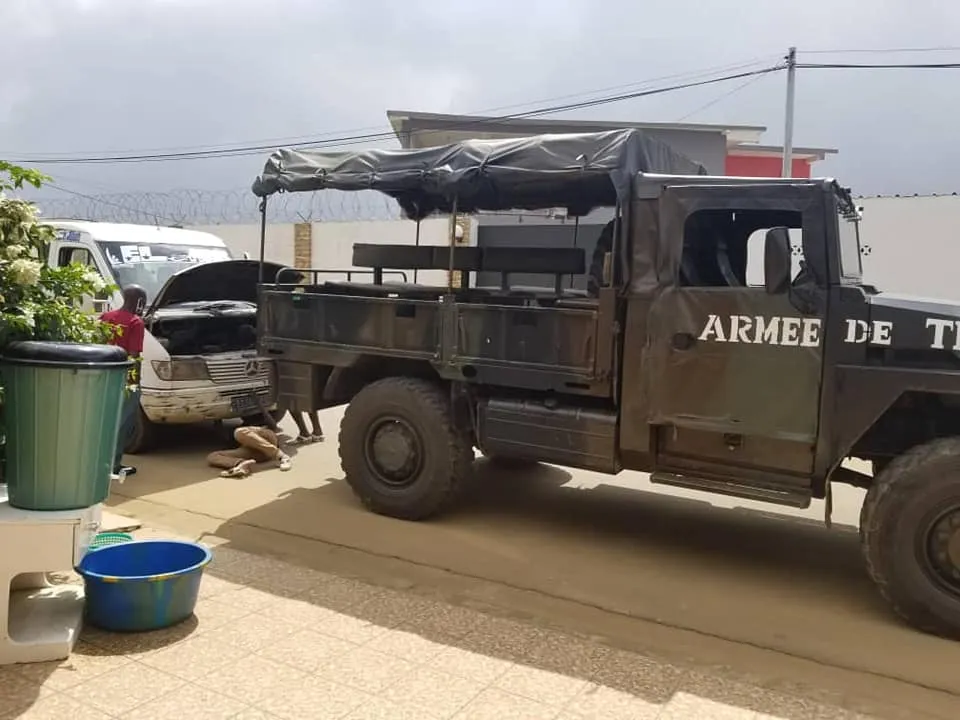 Abidjan : un gbaka et un cargo militaire « suspects » devant le siège du parti de Gbagbo, des explications