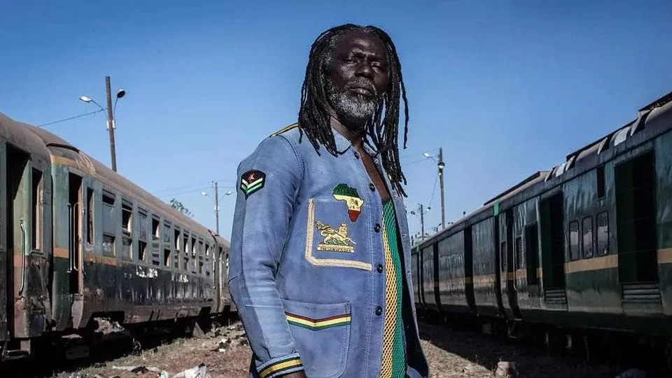 Tiken Jah Fakoly répond à ses détracteurs : « Ouattara au pouvoir, je continue de critiquer »