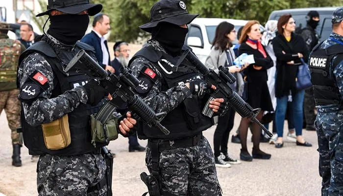 Manifestations à Tunis : policiers et manifestants s’affrontent