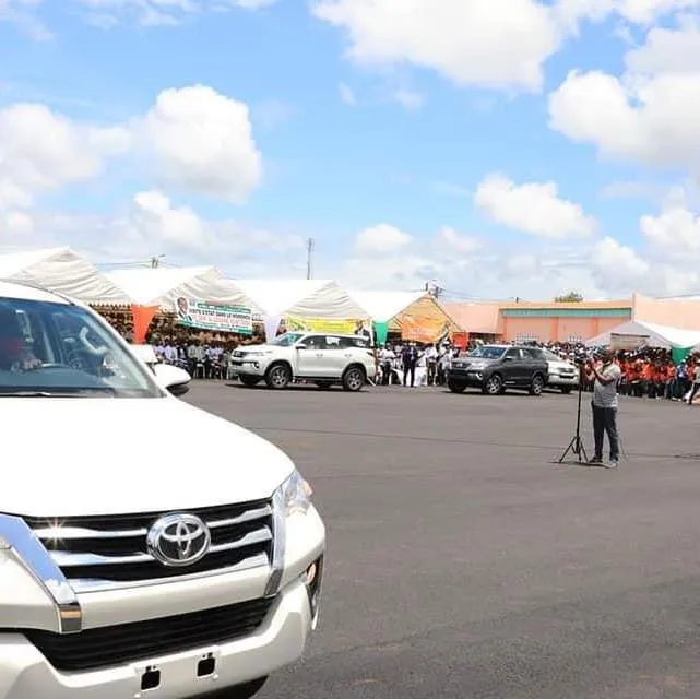 Visite d’État à Arrah : Ouattara offre des véhicules au corps préfectoral