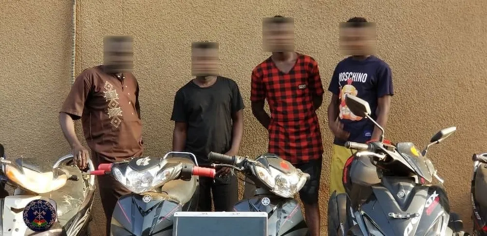 Burkina : des élèves se font passer pour des terroristes et menacent au téléphone une enseignante de quitter le village, les faits