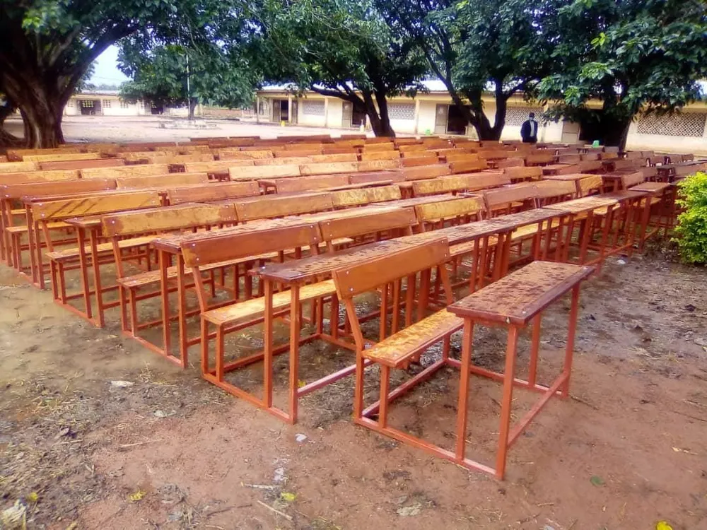 Niakara : 120 tables bancs remis au Lycée municipal