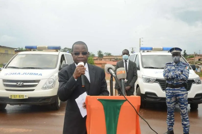 Hôpital général de Yakassé-Attobrou: Séka Séka remet deux ambulances et des kits sanitaires